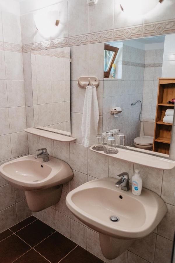 Hemina Vendeghaz Hotel Tata Bagian luar foto