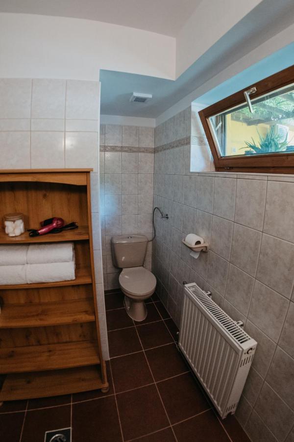 Hemina Vendeghaz Hotel Tata Bagian luar foto