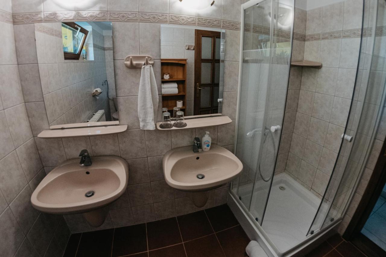 Hemina Vendeghaz Hotel Tata Bagian luar foto